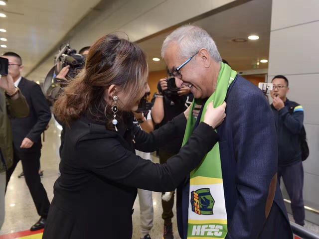 从历史角度来解释，如《永远的微笑》传达对美好生活的渴望，和平的心声也是当时人们心中最动听的旋律。
