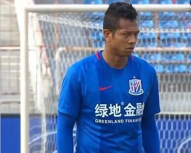侯勇学雷锋身价“跌地” 李沁学英语被赞无敌 2011-03-22 由侯勇、李沁、姜宏波联袂主演的主旋律电影《郭明义》，目前正在辽宁鞍山热拍。