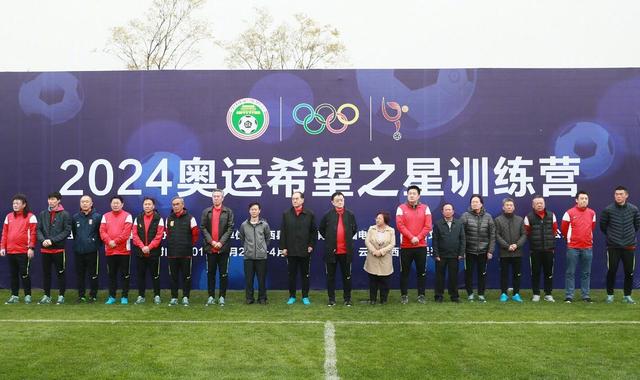 《无极》是馒头，《金刚》则是满汉全席 2006-02-05 2006年1月16日，一个年过三十、顶着“知识女性”、“才女”、“著名导演”桂冠的矫情女人在她据说是国内点击率最高的BLOG上说了这么一番话，“还有十五分钟，必须离开金刚。