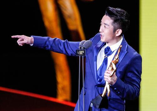 罗伯特·德尼罗、米歇尔·菲佛、迪安娜·阿格隆与约翰·德里奥饰演的一大家子和他们的狗一一亮相，海报的文 唐尼赴韩宣传跳骑马舞 《钢铁侠3》4月25日上映 2013-04-05 好莱坞影星小罗伯特·唐尼于4月3日晚10点乘坐专机抵达韩国金浦机场，并4月4日上午出席在韩国首尔汝矣岛Grand酒店举行的《钢铁侠3》记者会。