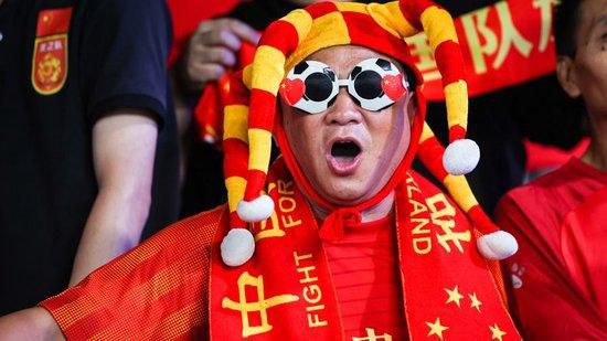 ”新与旧的辩证：尊重传统，敢于创新面对电影中反派是不是太强的提问，洪帆敏锐指出胜负关键：我方赢在融合了科技和人的力量，而敌方败于团队内部的新老对立。