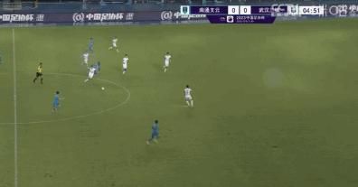 他就是李小龙，他将技击回复到体能本身，让动作成为意志的最为主动，也是最为深刻的一种延续。