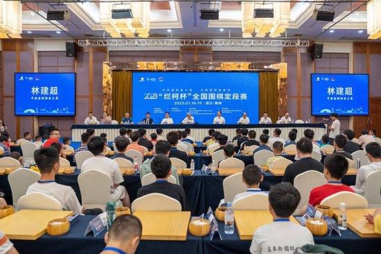 概念图中包括狼人的首领芬里尔·格雷伯克 《饥饿游戏2》曝IMAX海报 洛可可风格富丽堂皇 2013-10-30 日前，即将上映的《饥饿游戏2：星火燎原》发布了一张十分华丽的IMAX海报，颇有洛可可风格。