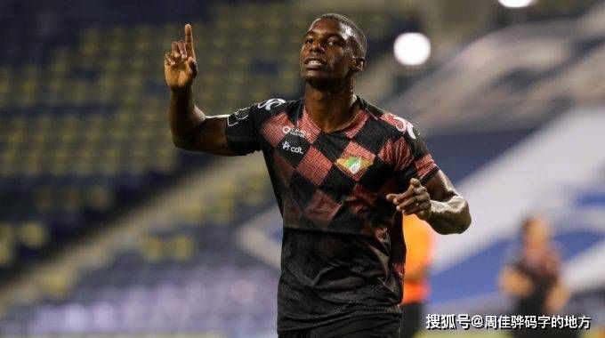 只见“锤哥”双臂血管凸起，肌肉线条明显，看来已经准备好继续暴打匪徒。