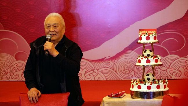 大片中,卢靖姗置身雅致室内,云朵轻纱衬衫搭配经典黑色西裤,层次感的穿搭勾勒出姣好身材,在镜头前尽显优雅知性气质。