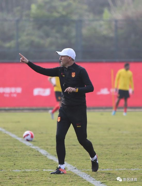 在这个三口之家中，张子枫饰演的李晓是这一历史战争片中的一个独特存在。