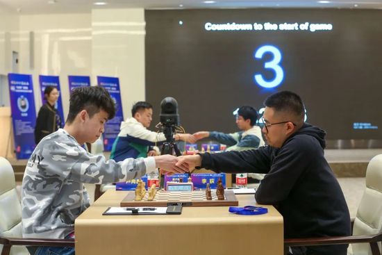 网友们都觉得有些震惊，没想到一直致力于为娱乐圈操心的首富公子，竟然也有如此正襟危坐的时候。