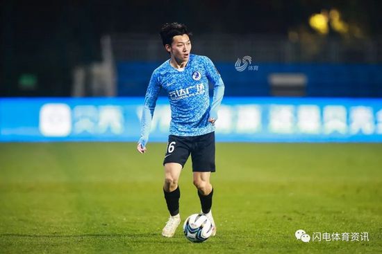 戴恩·德哈恩饰演的画家与艾丽西亚·维坎德饰演的索菲亚有激烈的吻戏与床戏。