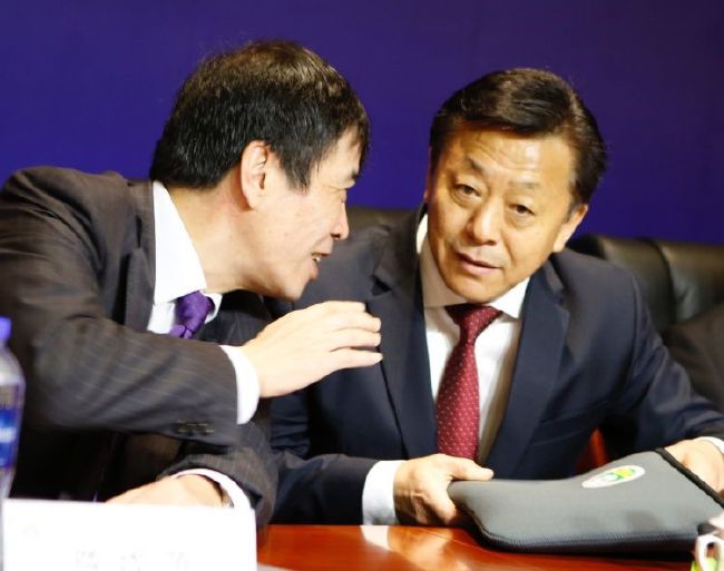 金色阶梯如同时间刻痕，蜿蜒成光影征程之道，象征电影人步步登高、勇攀艺术与时代之峰。