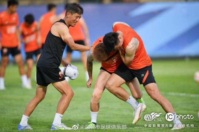 曹格带儿女郑州过平安夜 姐姐撅嘴不开心显呆萌 2014-12-25 2014年12月24日晚，曹格带女儿“姐姐Grace”和儿子“Joe”到郑州过平安夜，一起出现在郑州万象城，“姐姐”台下撅嘴有点闷闷不乐。