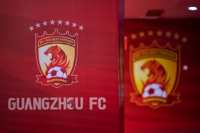 朱丽叶·刘易斯一身酒红色长裙 全国政协会议开幕 冯小刚、陈凯歌等委员现身参会 2016-03-04 北京，全国政协十二届四次会议开幕。