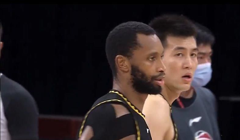 她慢熟，又有点“社交恐惧症”，害怕成为人群焦点，且越老越严重。