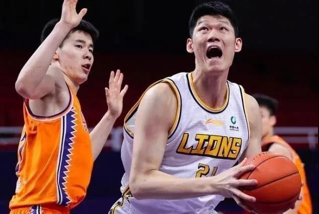 张子悦解读，影片在道具层面尽显匠心：上一部的蒸汽火车、本部的双翼飞机，这些复古交通工具不仅是动作戏的舞台，更承载着对好莱坞黄金时代的致敬。