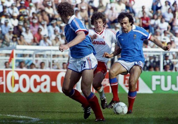 在探访位于扬州影视基地的面积9000平方米的亚洲第一恒温水景棚时，这里存放着电影《东极岛》海报中出现的大船，即使把两艘这样的船同时开到棚内，这片浩瀚的室内水域，依然显得空旷辽阔。