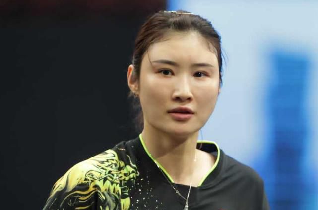 杨千嬅笑称患父母妄想症 谢婷婷与男友感情稳定 2013-05-14 5月13日，杨千嬅、谢婷婷、庄思敏等艺人出席英国著名手袋品牌创立20周年庆祝酒会，千嬅的白衬衫令黑色内衣尽透，相当性感，也令她成为全场焦点。