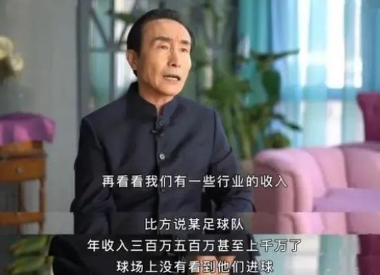 当天鹿晗不但帅气现身，还360度“花式调戏”自己蜡像，十分吸睛。