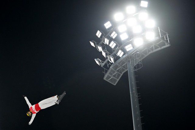 与许鞍华一同获颁荣誉博士2024-12-06 北影节电影大师班|库斯图里卡、许鞍华、陈冲主讲2024-04-09 2024柏林电影节曝评审团阵容 导演许鞍华担任评委2024-02-18 今日影评 | 《七人乐队》：1+1+1+1+1+1+1＞72022-08-04 《七人乐队》上映 五大看点揭秘中国香港风情画卷2022-07-29 《七人乐队》曝终极预告 七大导演联手致敬胶片2022-07-25 电影《七人乐队》曝光“胶片狂想”版手绘海报2022-07-22 《七人乐队》曝预告 徐克许鞍华出镜“深度对话”2022-07-19 热门新闻 食物和爱都不可辜负！