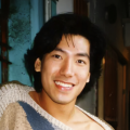 他还找来美国导演詹姆斯•卡梅隆做顾问，本片导演和主演同样有可能启用外国演 梅婷晒出女儿成长照 卷发大眼可爱漂亮神似妈妈 2015-11-16 11月15日晚，梅婷在微博晒出一组女儿的照片，并附文：“女大十八变。