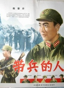 犯罪喜剧电影《爆水管》用荒诞包裹现代人的内耗与突围。