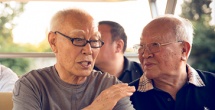 黑川想矢和柊木阳太两位小演员穿过人迹罕至的树丛，在桥洞附近找到了一段废弃的电车车厢，并在里面建立起了属于自己的“秘密基地”。