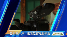 当天徐克一身黑衣“侠气”十足，走在身后的女友则是一身潮范装扮，与徐克看上去完全不是一个时代的人。