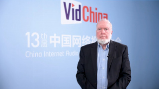 穿着深V皮衣的她红唇烈焰性感十足，与男星呲牙咧嘴搞怪合影。
