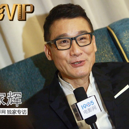 片方也顺势发布中文版主海报 《沉睡魔咒》发人物海报 朱莉红唇碧眼邪恶尽显 2014-05-07 继昨日发布了多款人物宣传海报之后，迪士尼新片《沉睡魔咒》再度曝光全新海报一张，由女主角安吉丽娜·朱莉所饰演的玛琳·菲森继续此前的有角造型，红唇碧眼，极度抢眼。